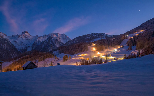 オーストリアのTschenglaの夜の冬の不思議の国のスノーシューウォーク - 写真・画像