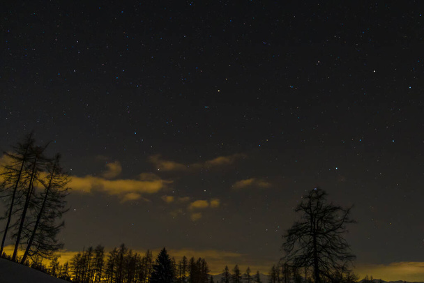 オーストリアのTschenglaの夜の冬の不思議の国のスノーシューウォーク - 写真・画像