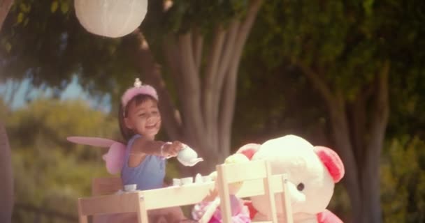 Little Asian girl playing tea party with her toys - Imágenes, Vídeo