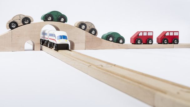 tráfego de brinquedos com carro e trem
 - Foto, Imagem