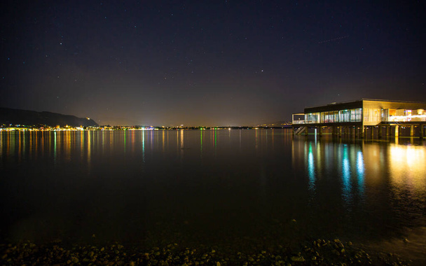 ночная съемка бани в Кайзерстранде в Лохау на озере Констанция - Фото, изображение