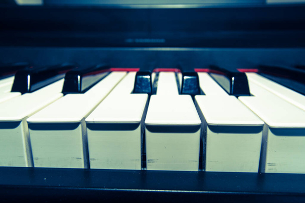 Клавиатурное пианино, закрыть  - Фото, изображение