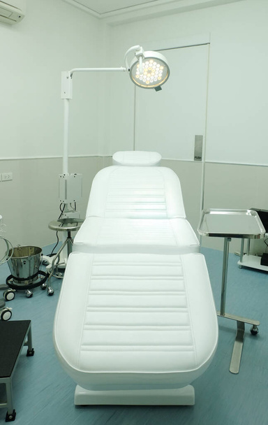 Οδοντιατρική καρέκλα ασθενή στη σύγχρονη πτέρυγα - Φωτογραφία, εικόνα