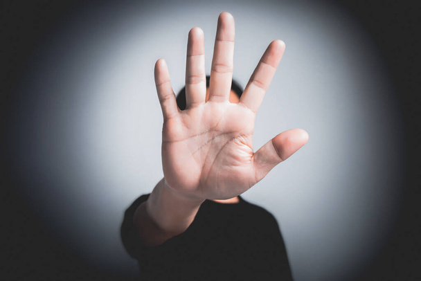 Hand des jungen Mannes impliziert NEIN Zeichen, lehnt Ausdruck oder Prävention ab - Foto, Bild