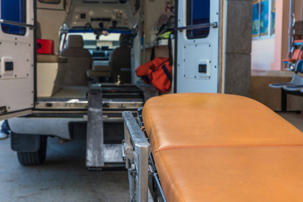 Carro médico del paciente de emergencia con fondo de ambulancia con puerta trasera abierta
 - Foto, imagen