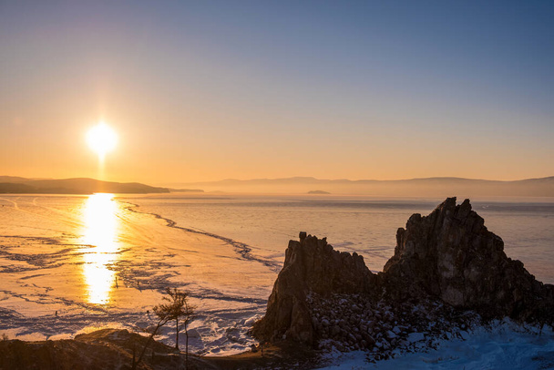 Rusya 'nın Sibirya eyaleti Baykal Gölü' ndeki Olkhon Adası 'ndaki Burhan Burnu (Şaman Kayası) - Fotoğraf, Görsel
