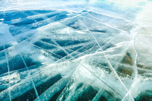 Трещины на замёрзшем озере Байкал, Россия. Часть дна озера видна в правом нижнем углу
 - Фото, изображение