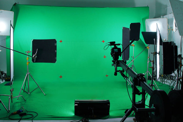 Zöld képernyő a stúdióban világító berendezésekkel - Fotó, kép