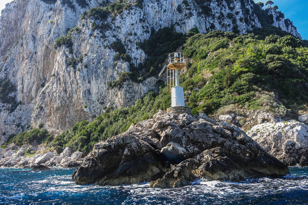 Beacon na pedra perto da costa do mar
 - Foto, Imagem