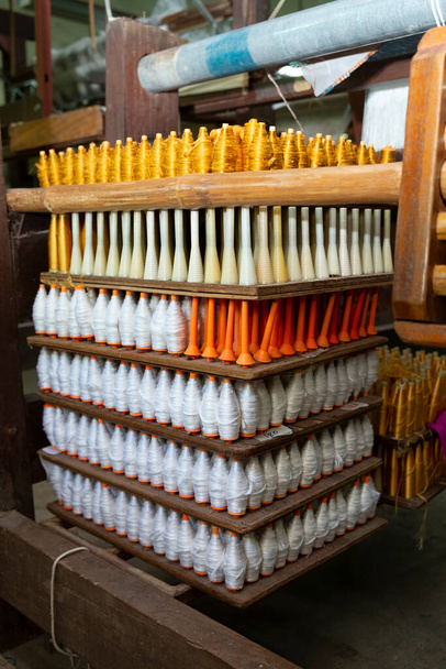 Zijderdraadrollen in een zijdefabriek - Foto, afbeelding