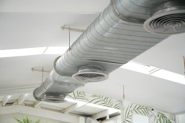 Αεραγωγός. Air Condition σωλήνα γραμμή σύστημα ροής βιομηχανικού σχεδιασμού, σε λευκό δωμάτιο - Φωτογραφία, εικόνα