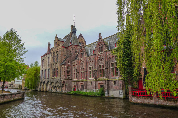 Antiguos edificios clásicos a lo largo del río en Bélgica
 - Foto, imagen
