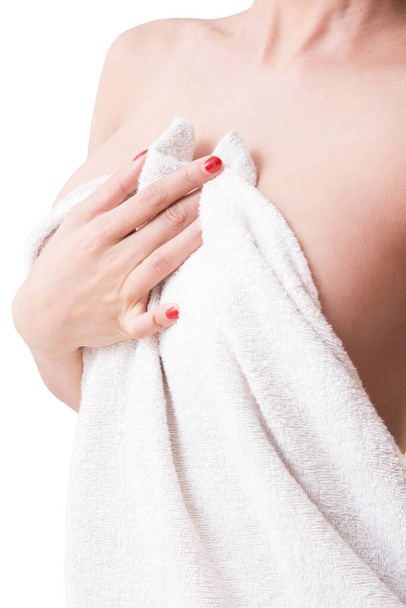 Brust eines asiatischen Mädchens bedeckt ihre Brüste mit weißem Duschtuch mit weißem Hintergrund - Foto, Bild
