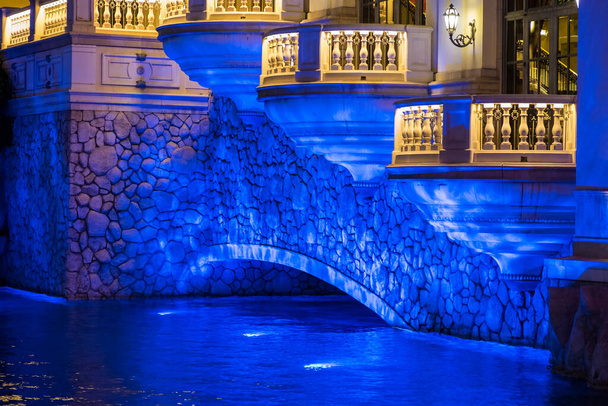Luz led de puente de piedra iluminante bajo el agua en Las Vegas
 - Foto, imagen