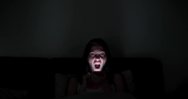 Gritando mulher assustadora na escuridão
 - Filmagem, Vídeo