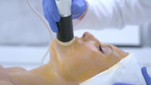 Közelkép 4K videó a professzionális szalonban kozmetikai kezelésben részesülő nőről - Felvétel, videó