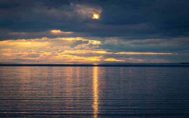 Чудовий захід сонця на озері Констанс (Австрія). - Фото, зображення