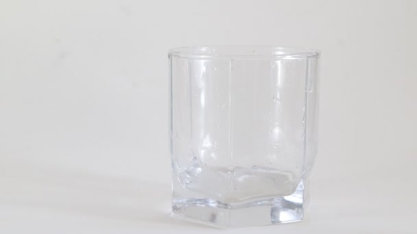 Cubos de hielo cayendo en un vaso - Metraje, vídeo