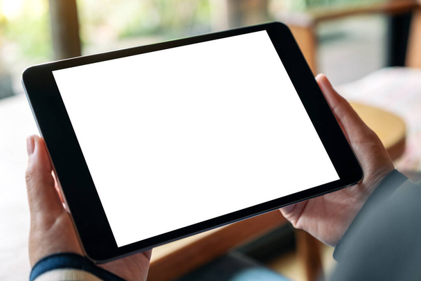 Imagem Mockup de uma mulher segurando tablet preto pc com tela de desktop branca em branco
  - Foto, Imagem