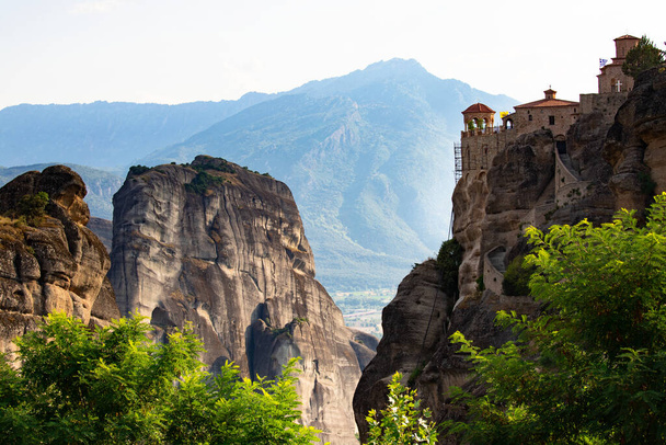 Υπέροχη θέα στα μοναστήρια των Μετεώρων στην Ελλάδα. Τοπίο με μοναστήρια και βράχια στο ηλιοβασίλεμα - Φωτογραφία, εικόνα