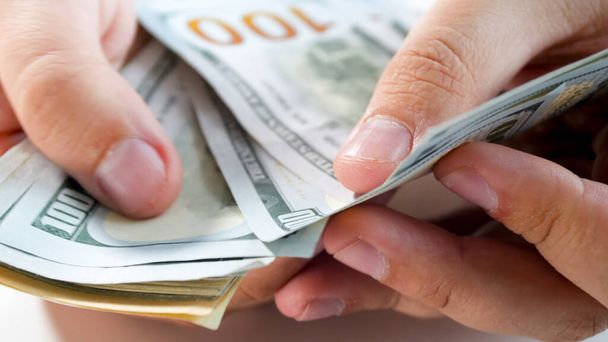 Detailní obrázek mužského podnikatele počítání peněz v rukou - Fotografie, Obrázek