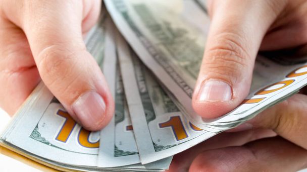 Крупним планом зображення людини, що тримає стопки грошей в руках. Концепція фінансових інвестицій, зростання економіки та банківські заощадження
 - Фото, зображення