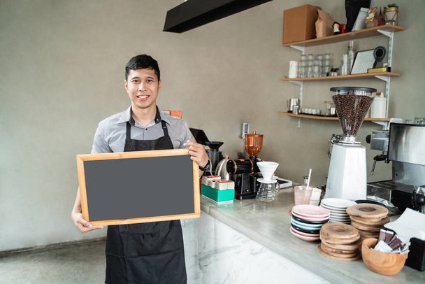 barista standing holding a blackboard - Фото, зображення