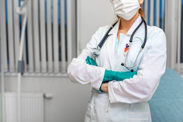 лікарі в білому пальто тримають фонендоскоп на тлі лікарняної кімнати. Концепція медитації, копіювання простору
. - Фото, зображення