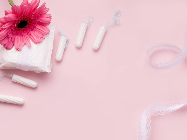 Das Konzept des Schutzes während der Menstruation. Dichtungen und Tampons. Kopierraum - Foto, Bild