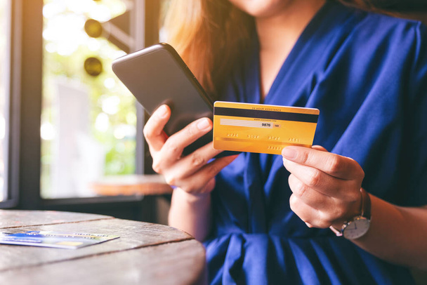 zbliżenie wizerunek Azji kobieta za pomocą karty kredytowej dla zakupu i zakupów online na telefon komórkowy - Zdjęcie, obraz