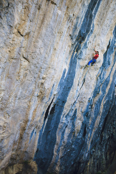 Egy erős ember megmászik egy sziklát, sziklamászás Törökországban, Edzés állóképesség és erő, ember extrém sport, sziklamászó edzés a természetben. - Fotó, kép