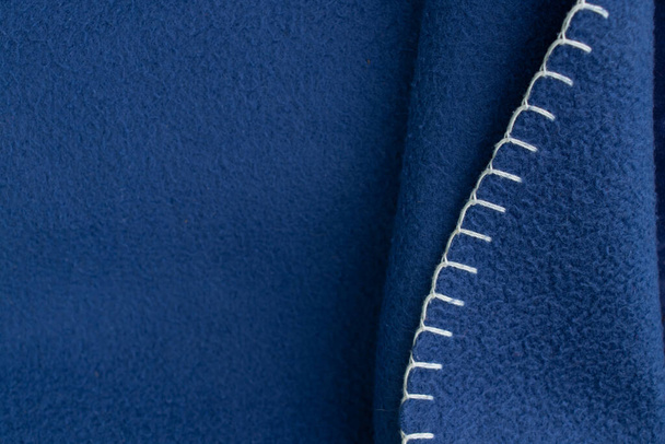 hladká tmavě modrá tkanina z umělých materiálů jako tapeta - Fotografie, Obrázek