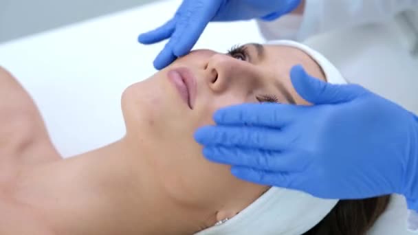 Крупный план 4K видео женщины, наслаждающейся косметической процедурой в профессиональном салоне
 - Кадры, видео