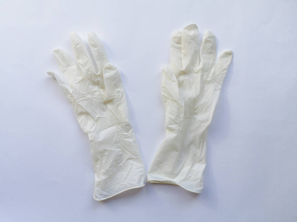 Белые медицинские перчатки на белом фоне
 - Фото, изображение