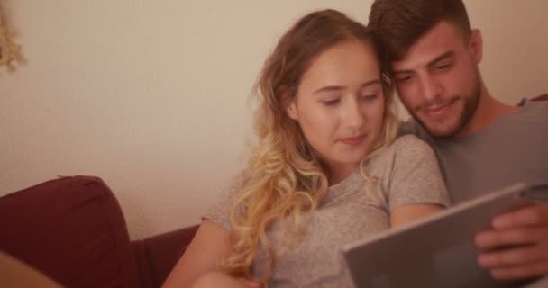 Evde dijital tablet kullanan genç hippi çift. - Video, Çekim