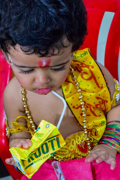 Lindo niño indio vestido como el pequeño Señor Krishna con motivo del Festival Krishna Janmastami en Delhi India
 - Foto, Imagen