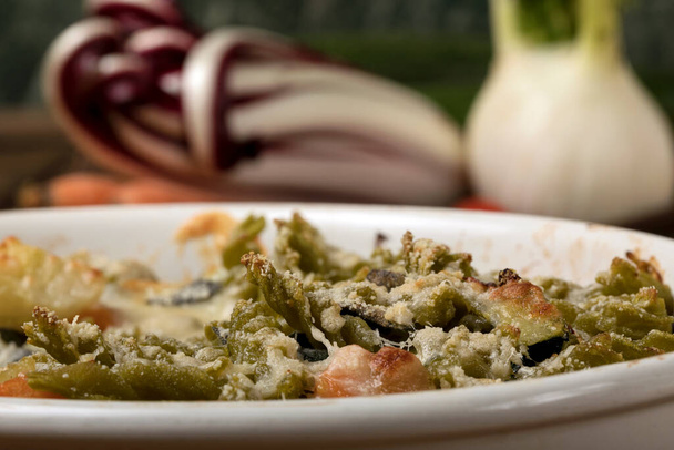 Casserole sans gluten (pâtes al forno) avec légumes et fromage sur une table en bois
. - Photo, image