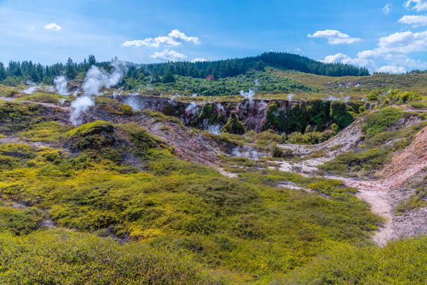 Ay kraterleri - Yeni Zelanda 'da bir jeotermal manzara - Fotoğraf, Görsel