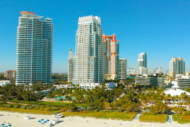 Volo aereo con vista drone su Miami City. South Beach sabbia e oceano dall'alto nella giornata di sole. Sedie da spiaggia e ombrelloni sulla costa. Foto aerea di South Beach. Miami Beach. Florida. Stati Uniti
. - Foto, immagini