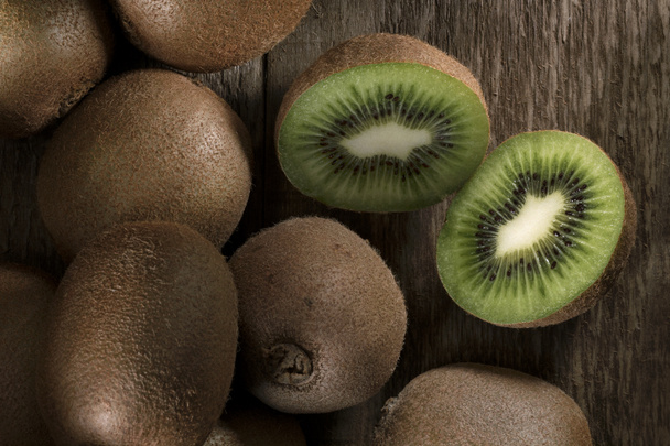 Vers biologisch Kiwi fruit op een houten tafel. - Foto, afbeelding