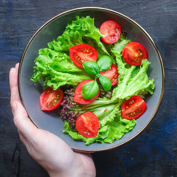 Zdravý zeleninový salát listy salát mix micro green, okurka, rajče, cibule další ingredience. jídlo pozadí kopírování prostor  - Fotografie, Obrázek