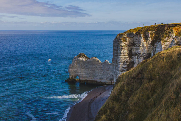 Klify kredowe Etretat z naturalnym łukiem i plażą, Normandia Francja, Europa. - Zdjęcie, obraz