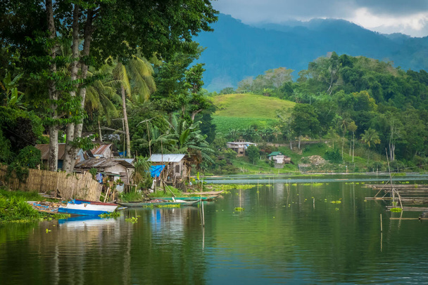 prachtig lokaal recreatiegebied aan het Cebu meer en de zip line op Mindanao  - Foto, afbeelding