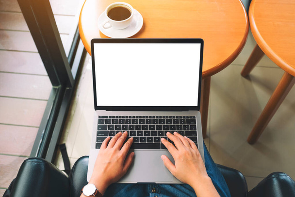 Mockup-Bild einer Frau, die auf Laptop-Tastatur mit leerem weißen Desktop-Bildschirm tippt  - Foto, Bild