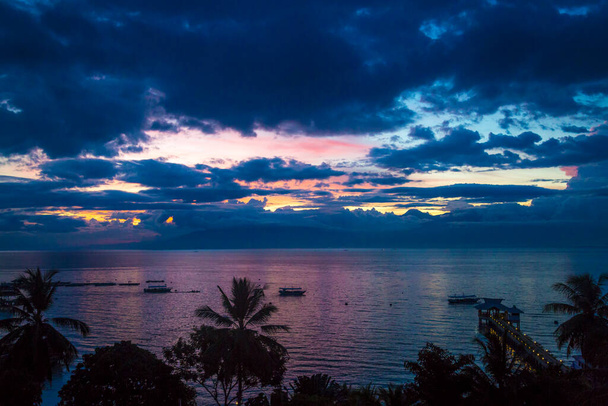 zonsopgang boven Samal Island bij Davao op Mindanao op de Filippijnen - Foto, afbeelding