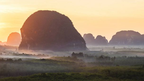 Montagne calcaree e nebbia all'alba dal punto di vista Din Daeng (Dang) Doi nella provincia di Krabi, Thailandia. Famosa destinazione di viaggio riaprire dopo covid-19 blocco nel sud della Thailandia
. - Foto, immagini