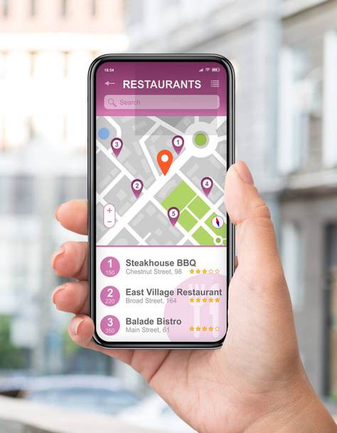 Viajero femenino usando la aplicación de navegación GPS para encontrar buenos restaurantes en la pantalla del teléfono inteligente en la calle, collage
 - Foto, Imagen
