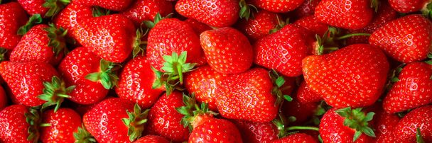 Eper érett és lédús piros berrie koncepció egészséges táplálkozás. élelmiszer háttér felülnézet másolás hely szöveg - Fotó, kép