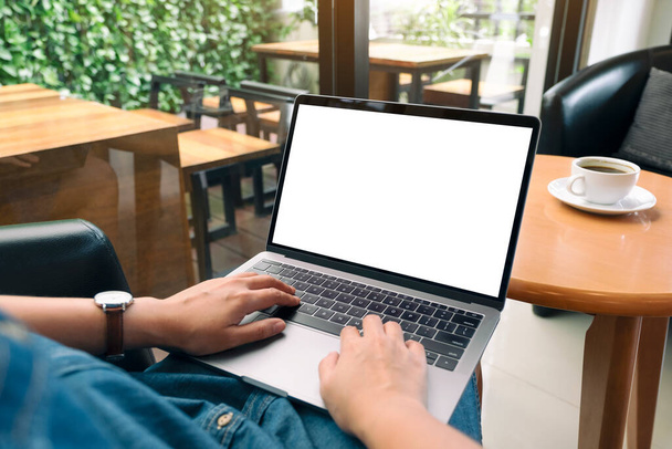 Mockup obrazu kobiety za pomocą i wpisując na klawiaturze laptopa z pustym białym ekranem pulpitu  - Zdjęcie, obraz