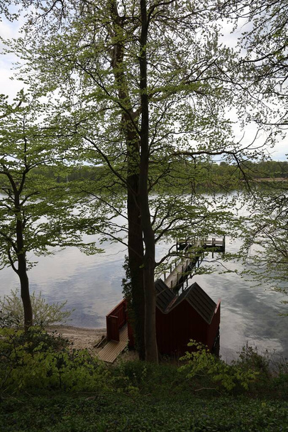 A vertical high angle shot of a cabin near a dock by the lake in Hindsgavl, Middelfart - Foto, Imagen